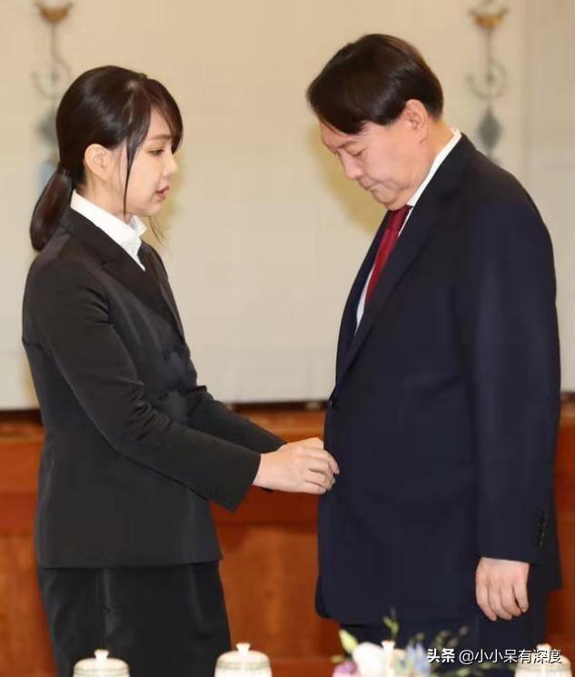 韩国第一夫人金建希亮相，已经49岁的她，保养得宜，依旧美丽动人