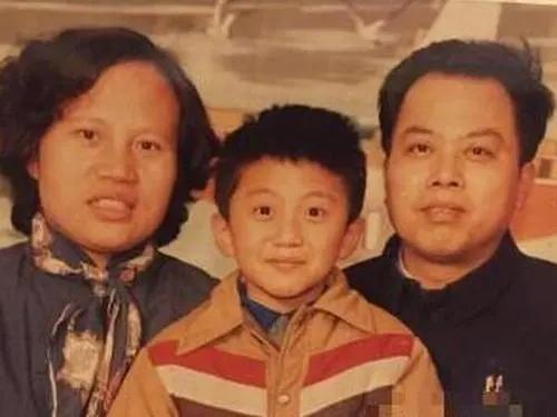 邓超：把丈母娘当成亲妈孝顺，街头混子改邪归正，登上人生巅峰