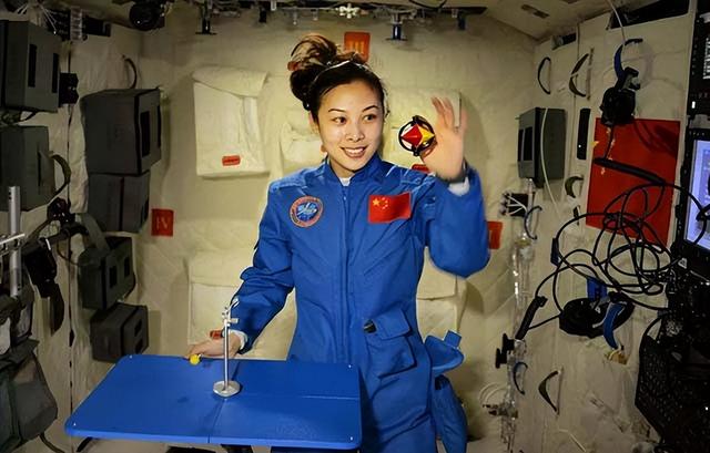航天员返回地球后，为何都站不起来，要坐在轮椅上？牺牲太大了