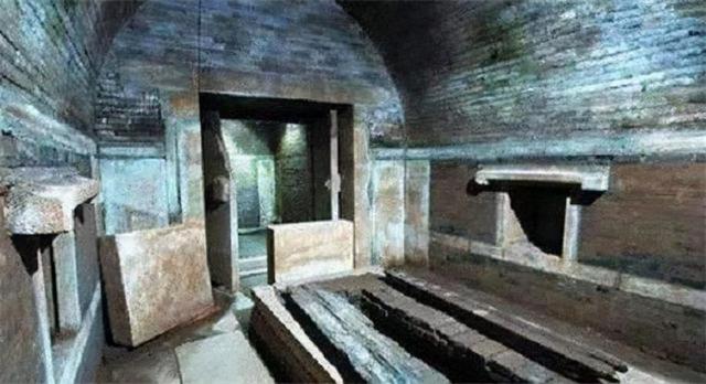 1966年北京发现李莲英墓地，机关被铁丝破解，进去发现紫红色棺材