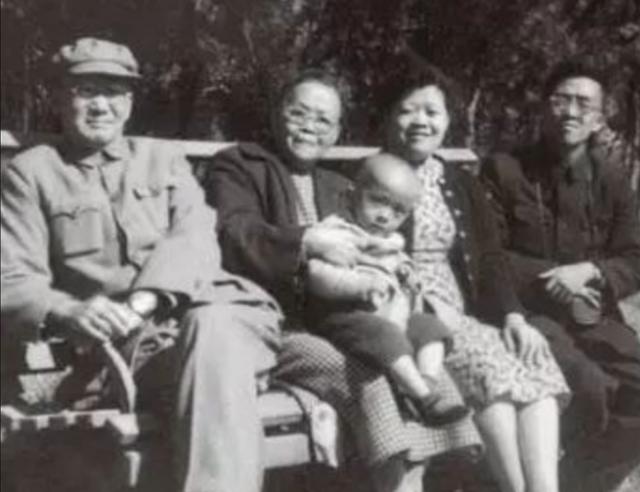 49年张治中生活困难，向傅作义借钱，周总理得知：拨出六千元给他