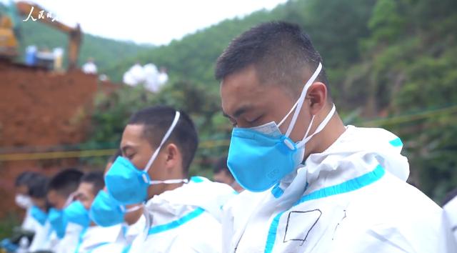 MU5735搜寻第6天，武警官兵进入核心区前脱帽默哀