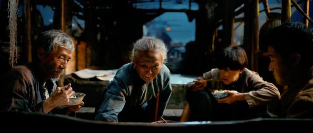 上映后拿下2个第一，没想到，“东北宇宙”又打出了一副王炸