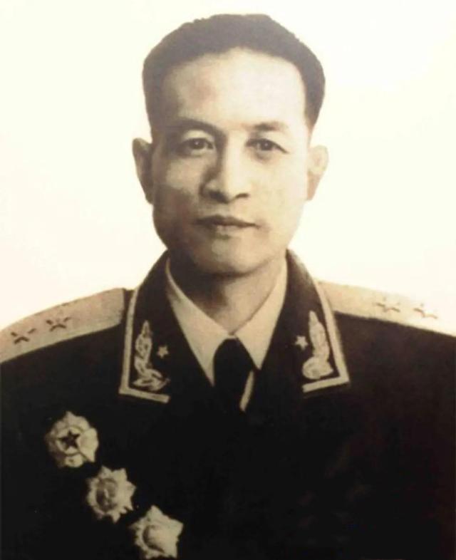 1955年首次授衔，177名中将时任职务简述，附各自戎装照片