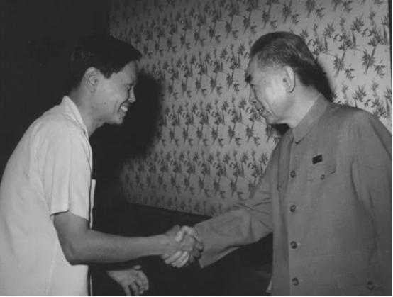 杨振宁见到杜聿明时称杜先生好，周总理笑了笑说：该叫岳父