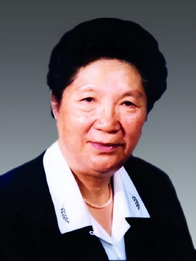 陈慕华：国军少将之女，成为中国第二位女副总理，却也有遗憾
