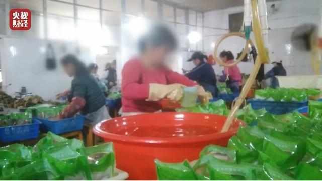 看吐了！工人光脚踩，烟头扔菜上，央视曝光“黑心”酸菜，电商平台火速下架，统一道歉，肯德基辟谣