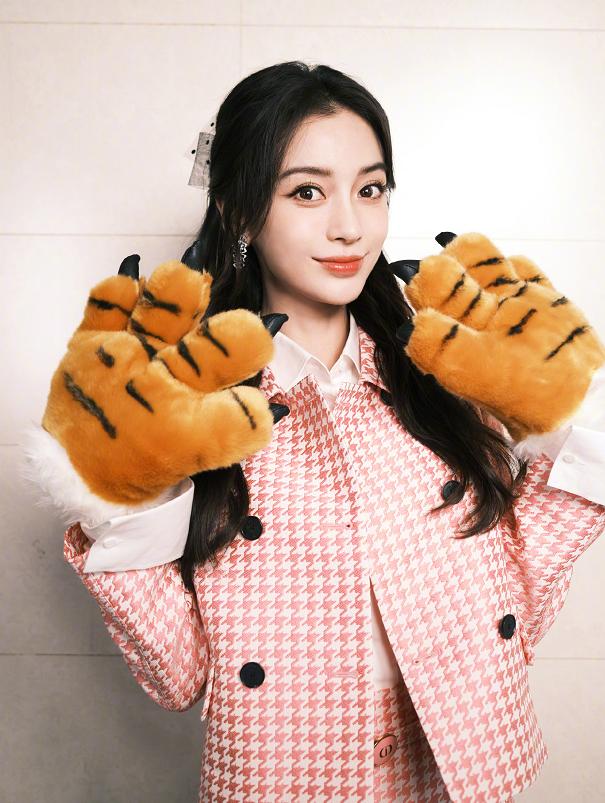 angelababy角色扮演金克丝，展现多变的可能，惊艳到了
