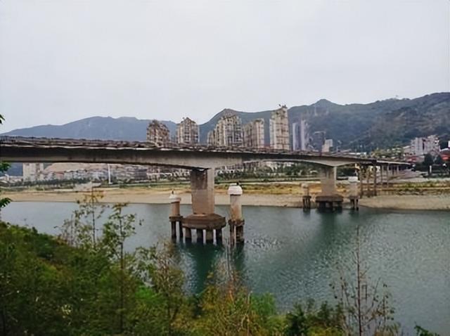 陈慕华：国军少将之女，成为中国第二位女副总理，却也有遗憾