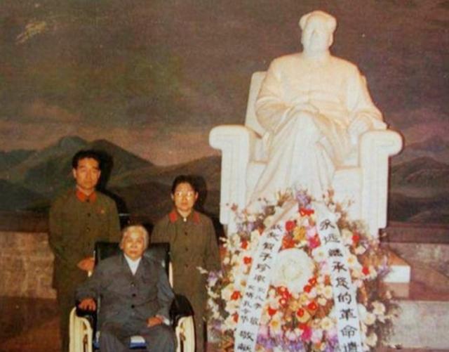 79年贺子珍到毛主席休息室后，靠在主席曾坐过的藤椅上，失声恸哭