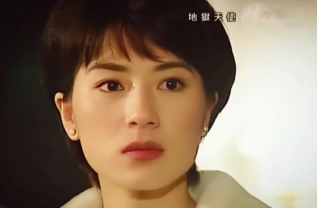 在1990年tvb剧集《我本善良》中,邵美琪饰演的记者石伊明个性独立