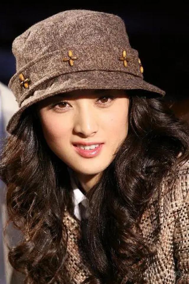 隋俊波：父亲禁止她恋爱，错过靳东保剑锋后被催婚，如今怎样了？