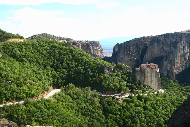 希臘深度遊：卡蘭巴卡、接近天堂的秘境 天空之城（Meteora）