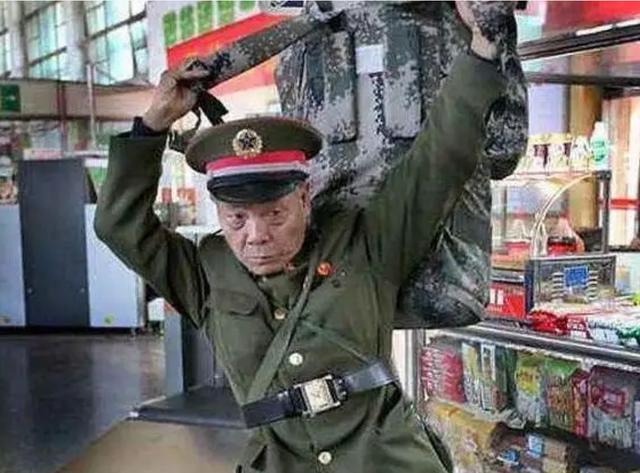 2007年江西老兵给战友扫墓，意外发现自己的墓碑，领导高度重视