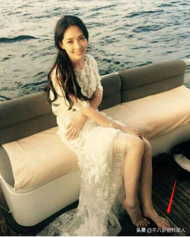 ����Ȧ�Ĵ��Ů����(��ֵ���������У�ȴӵ��һ˫�����ţ���10λŮ�ǵĽſ��Ⱥ���)