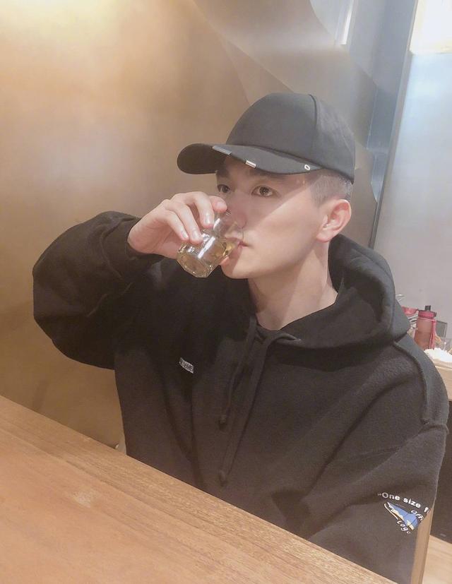 张馨予罕见秀恩爱，军人老公换新发型变小奶狗，邪魅一笑太撩人