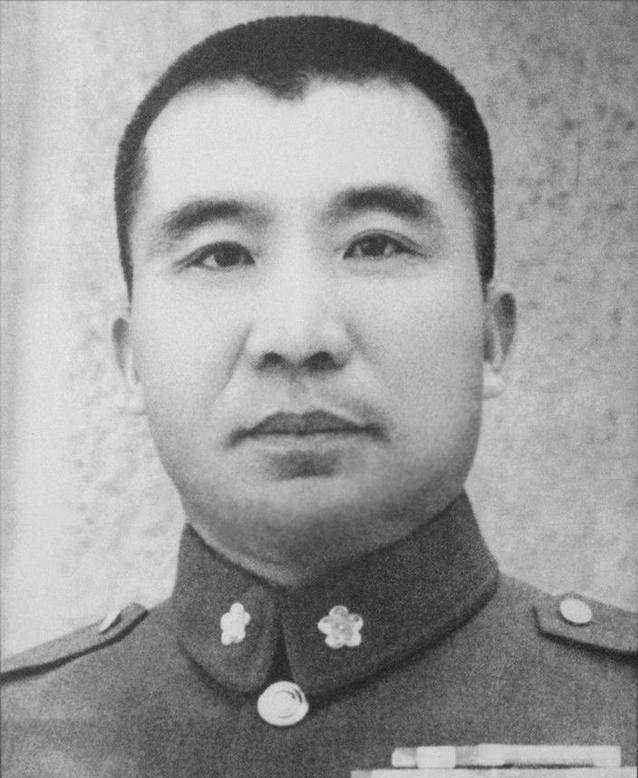 王建安和江青同桌吃饭，服务员端上红烧肉，王建安指出：不能总吃