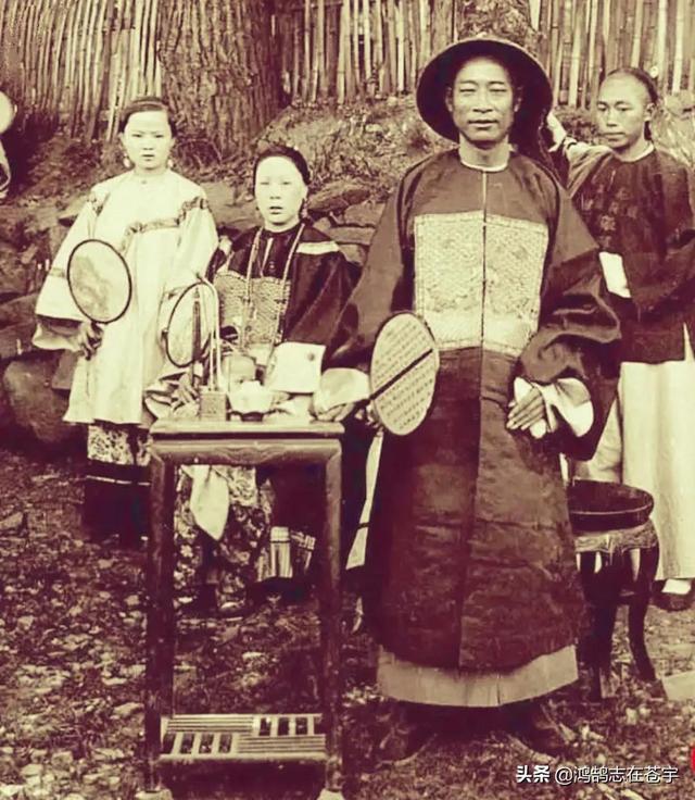 晚清罕见照片：女子穿袄裤亭亭玉立，年轻神父用刀叉吃花生米