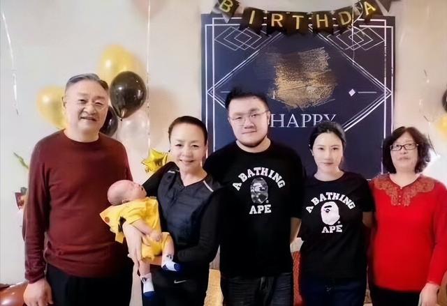 宋丹丹90后儿子再当爹！大7岁老婆3年前生大儿子，被老公宠成公主