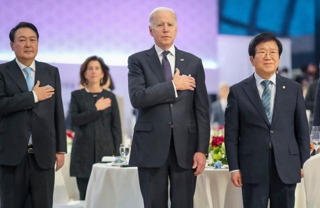 韩国人的脸被丢尽了！拜登扔出一张照片，尹锡悦遭全国声讨