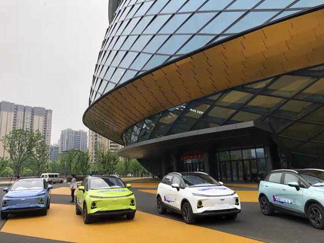 吉利几何E实车现身，五门四座+续航401km，五菱小车该降温了？
