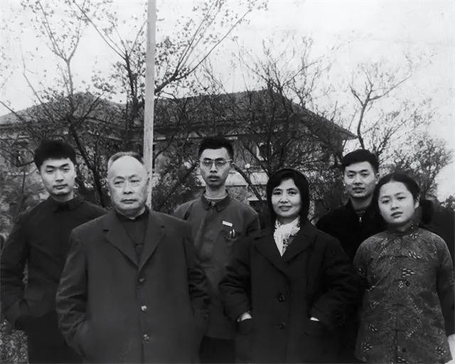 1972年，毛主席穿睡衣参加陈毅追悼会，遗孀眼含泪花：您怎么来了