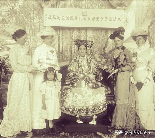 晚清罕见照片：女子穿袄裤亭亭玉立，年轻神父用刀叉吃花生米