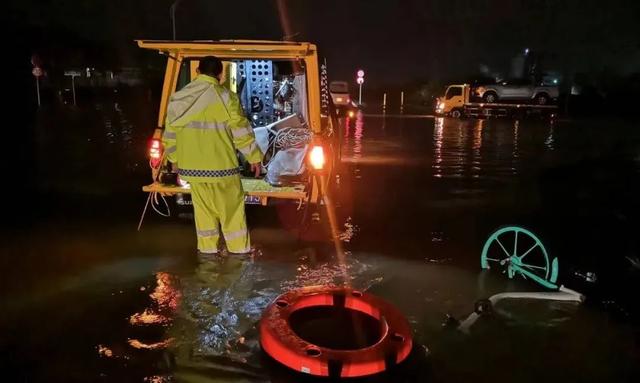 冷空气南下暴雨持续下，交警硬核救援刷遍朋友圈！