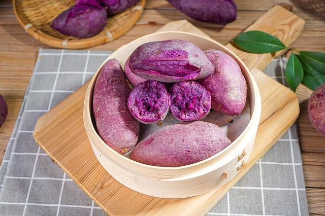 春天，女人想少用化妆品，多吃6种“紫色食物”，常吃脸色更红润