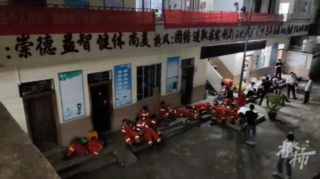 搜救现场最新画面：飞机残骸抛洒面积巨大，竹林被砸得面目全非