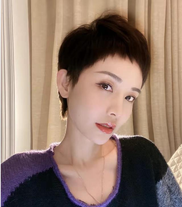 采用锯齿剪的设计营造出一种参差不齐的效果,感觉没有剪好一样,其实是