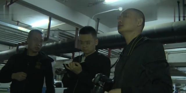 2017年，美女回家被变态尾随，警方调查在坏人车里找到多件红内衣