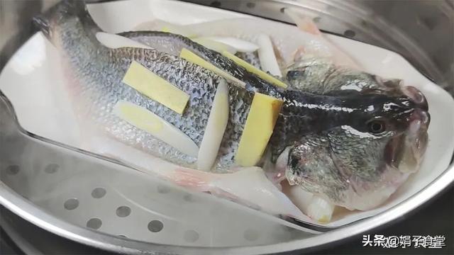 清蒸鲈鱼，别用盐和料酒腌制，教你几个窍门，鱼肉鲜嫩，不腥不柴