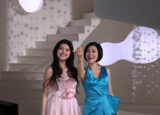 大S妈妈：丈夫不忠婆婆刁难，独自养育仨女儿，今女儿是我的骄傲