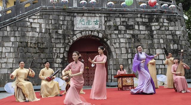桂林：桂剧、彩调经典片段在古南门实景展演