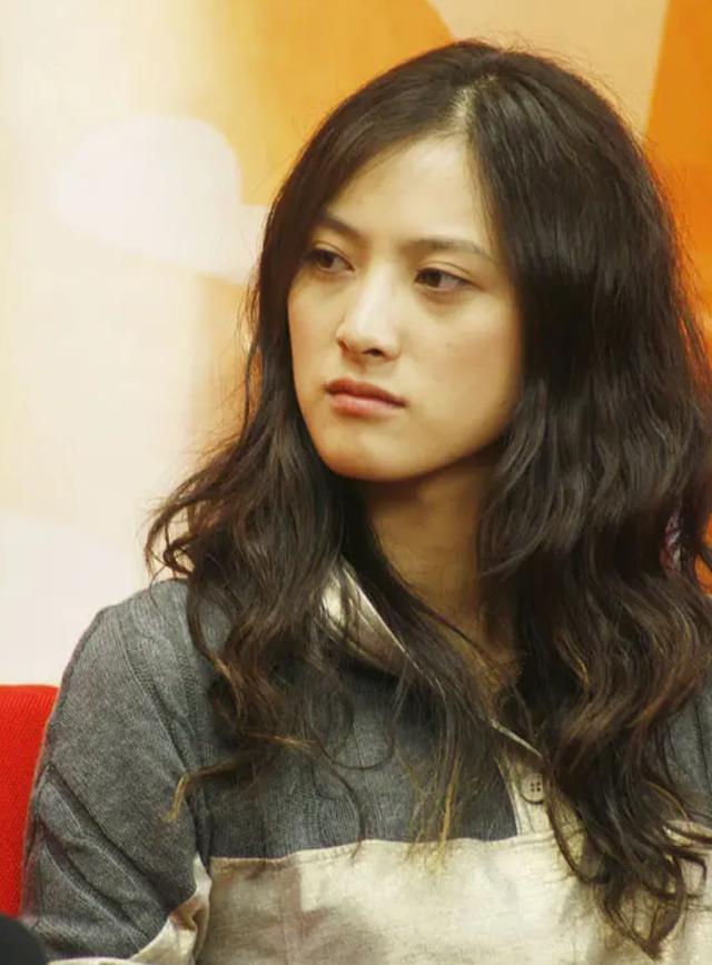 隋俊波：父亲禁止她恋爱，错过靳东保剑锋后被催婚，如今怎样了？