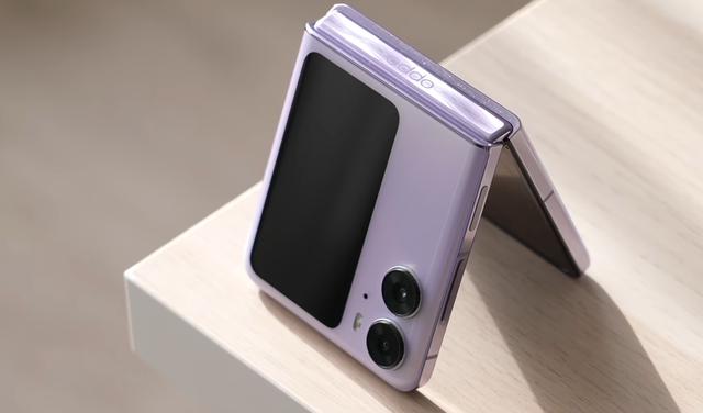 Since the launch of the first vertical small foldable mobile phone, few ...