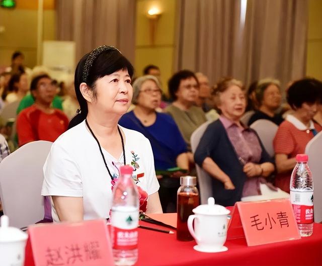 毛家人谁长得最像毛主席？侄女毛小青回复：李讷