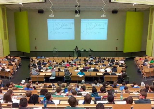 北大博士到深圳大学任教，哭诉月薪只有3000元，学生：一点也不怨