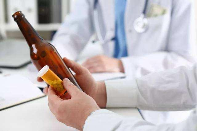 头孢配酒，说走就走！除了头孢，这8种药也别沾酒，你在吃吗？