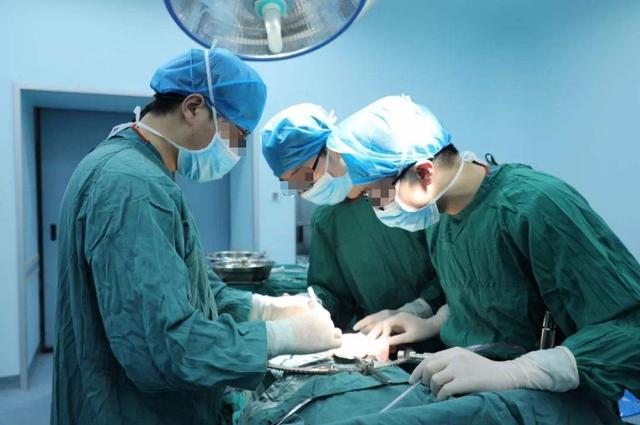 5岁女童心跳停止，医生让见最后一面，救活后才知还有更糟的消息