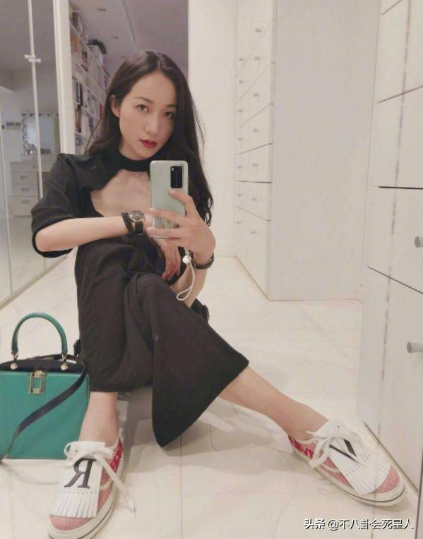 �ĸ�Ů���ǽŴ�һ��(��ֵ���������У�ȴӵ��һ˫�����ţ���10λŮ�ǵĽſ��Ⱥ���)