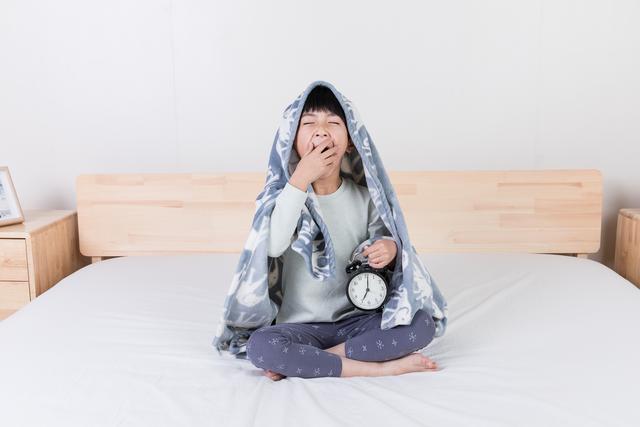 午饭之后容易犯困？原因很简单，一个方法帮你摆脱这个问题