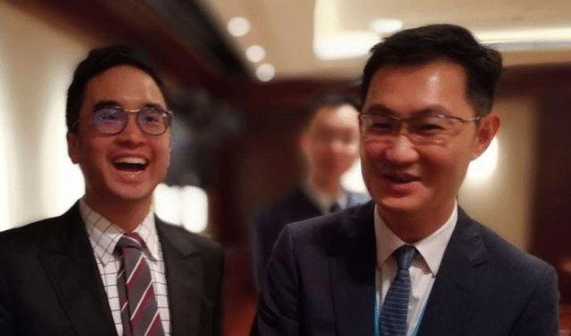 香港感染数超40万，何超莲发文抱怨，霍启刚则鞠躬感谢内地帮香港
