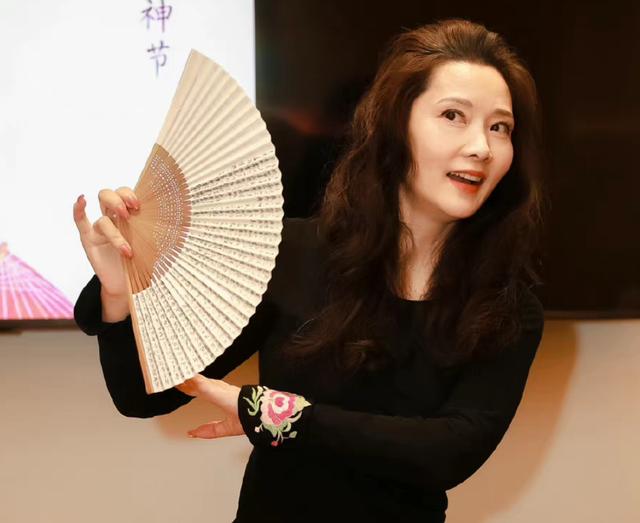 何赛飞是跨界最成功的女演员之一.