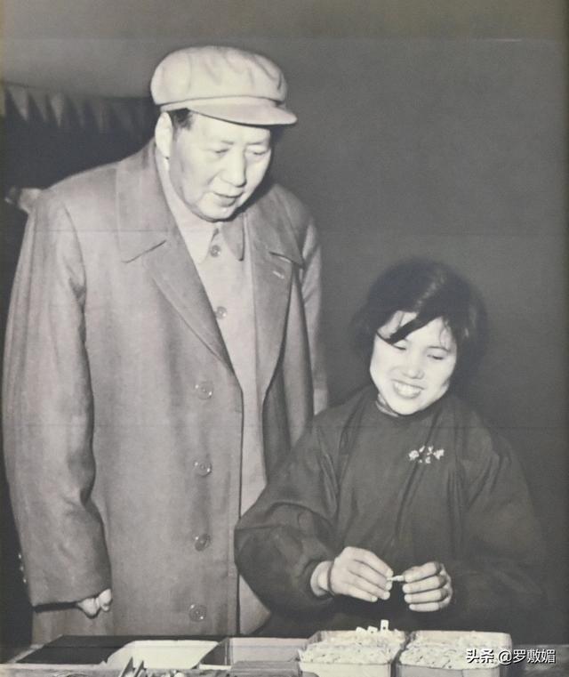 毛主席视察工厂，全厂工人都不开口，只有一人大喊：毛主席好