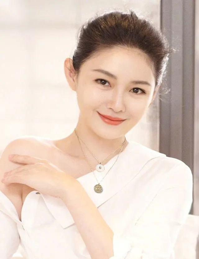 众所周知,大s在家中排行老二,老大徐熙娴没进娱乐圈,而且性格恬静