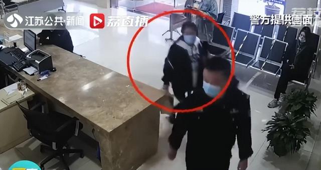 3岁男孩掉入下水道被冲走：搜救两天仍未找到【三分钟法治新闻全知道】