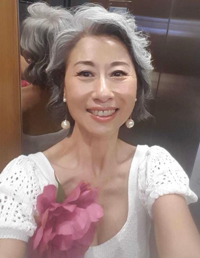 叶倩文白发发型（叶倩文白发不染仍优雅从容）(2)