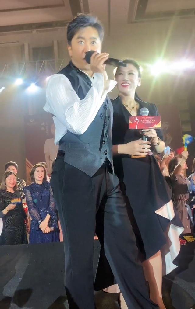 52岁毛宁商演捞金，搂富婆深情对唱，互动卖力被质疑整容